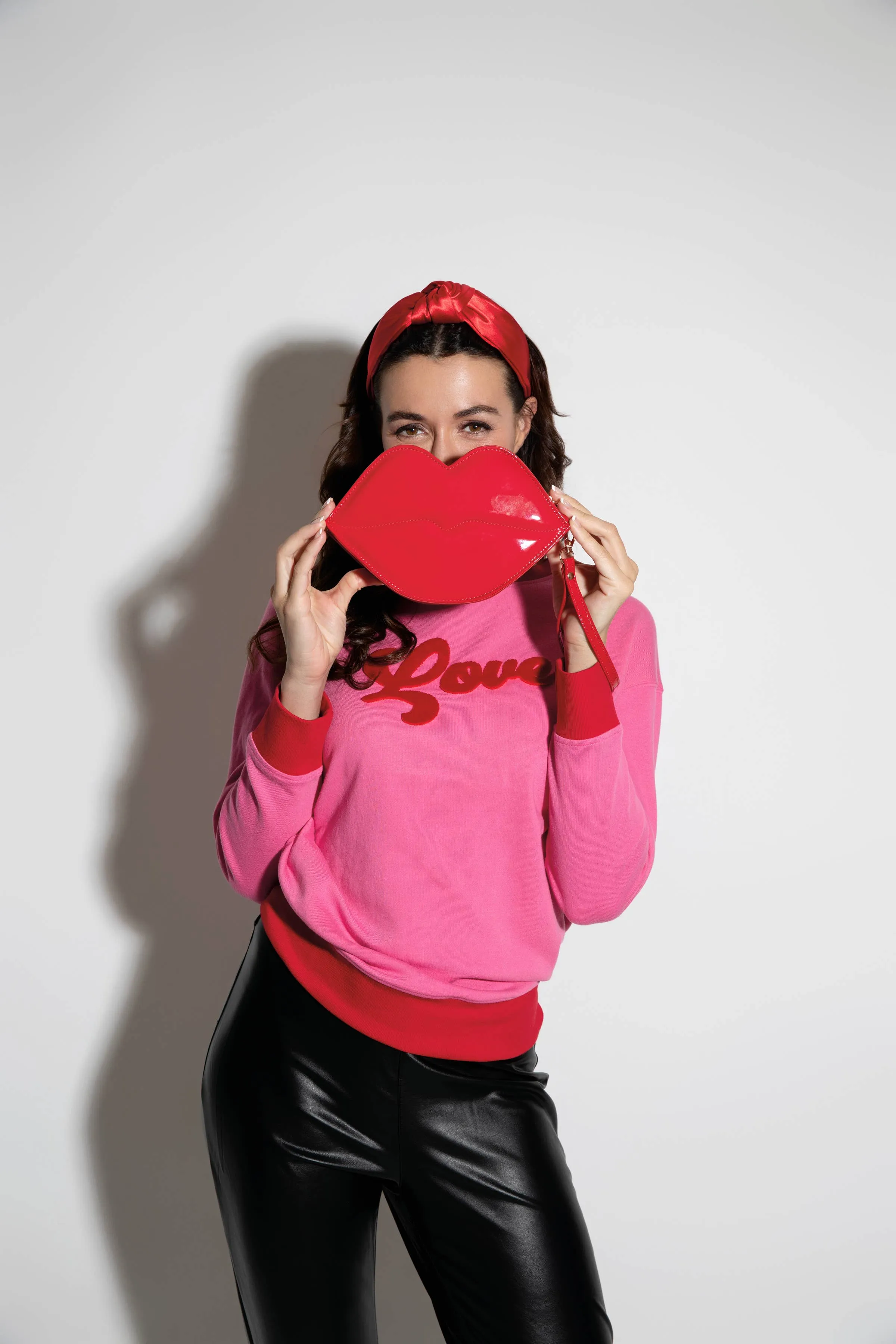 SHI KISS WRISTLET in Red Patent